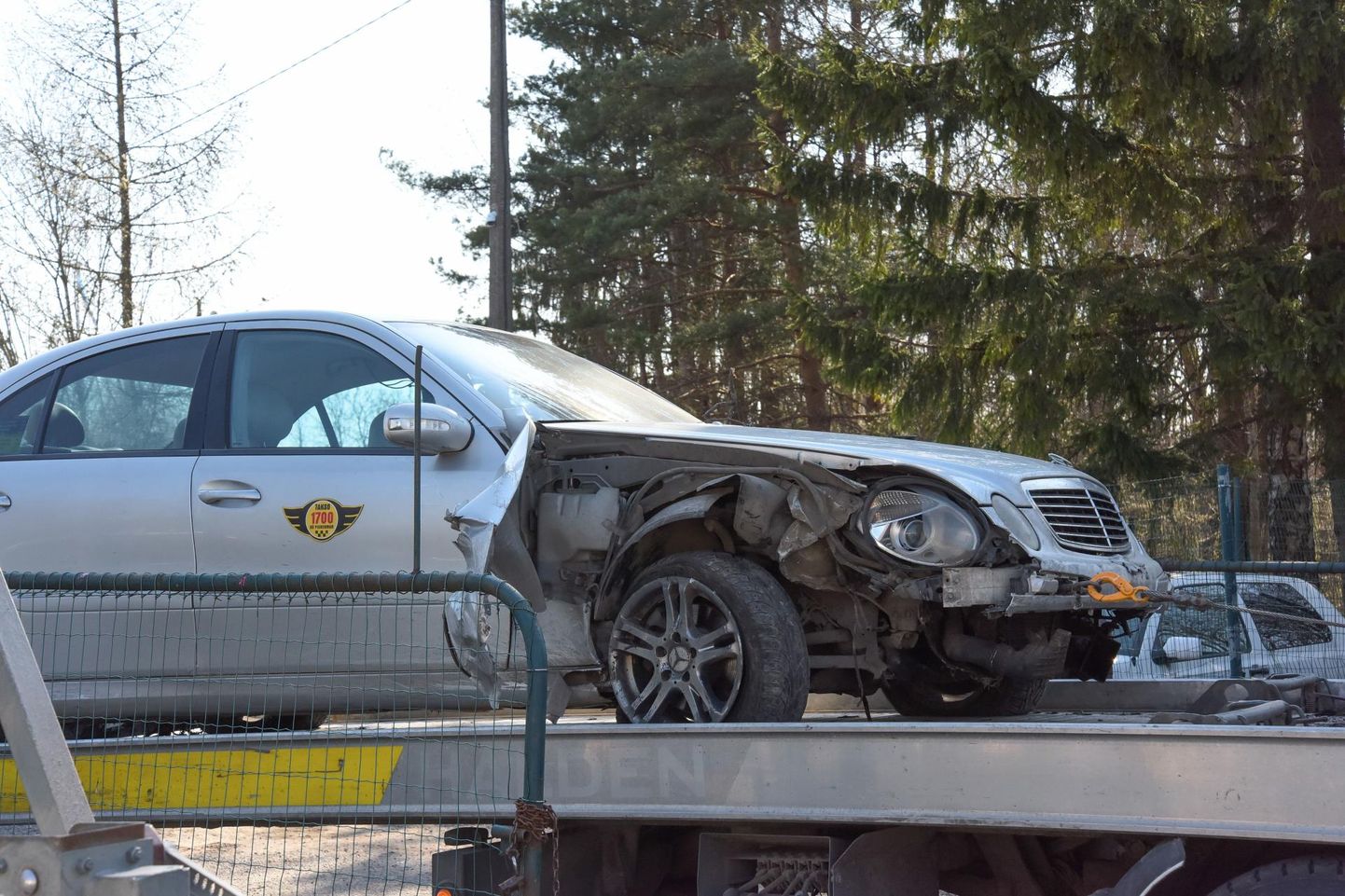 Laupäeval kella 23 paiku juhtus liiklusõnnetus Viljandis Paala teel, kus joobes taksojuht sõitis Mercedesega läbi heki.