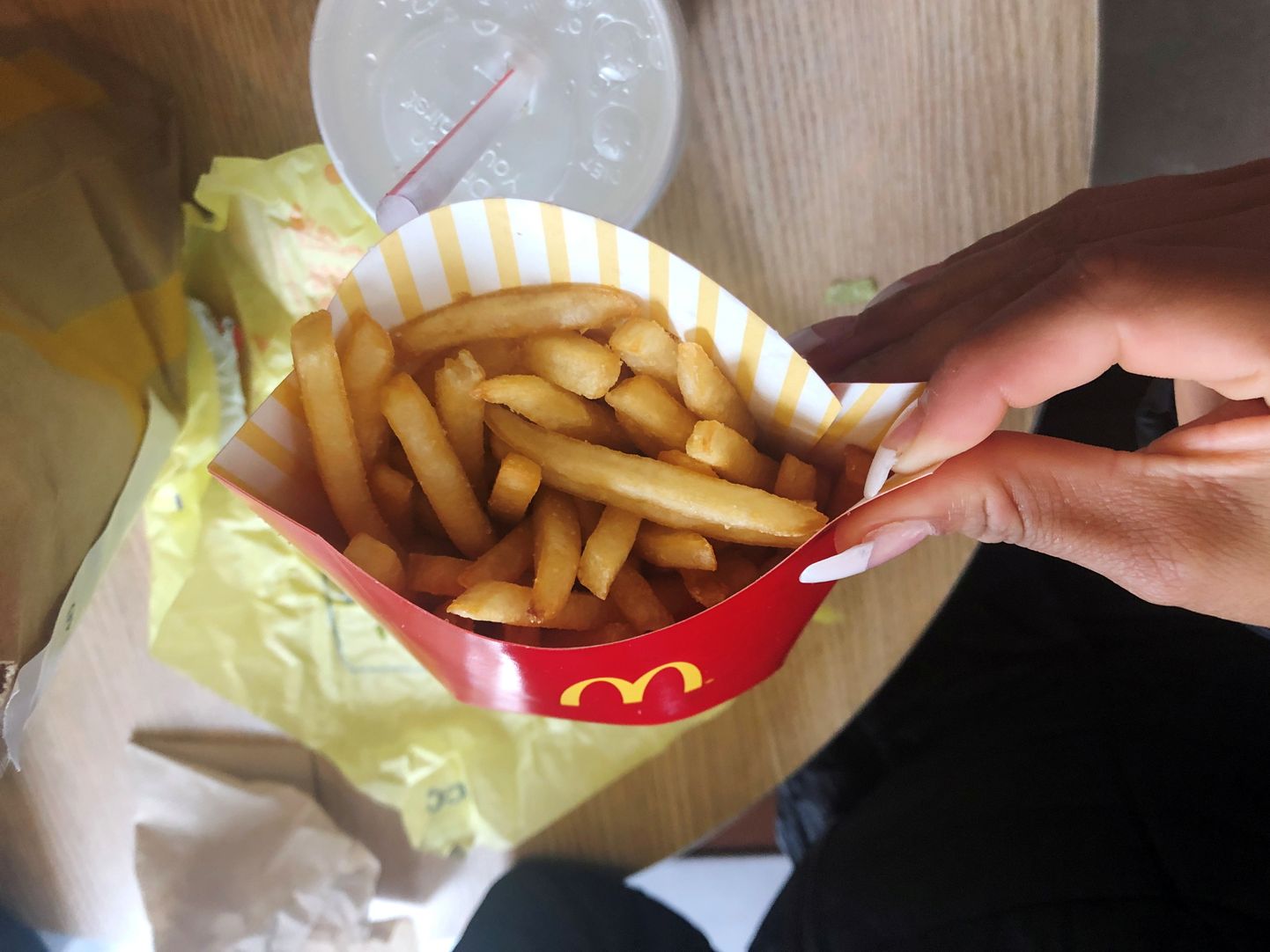 McDonald's tõstis hinda, tarbijad nautisid piirangute kadumist ja sõid väljaspool kodu