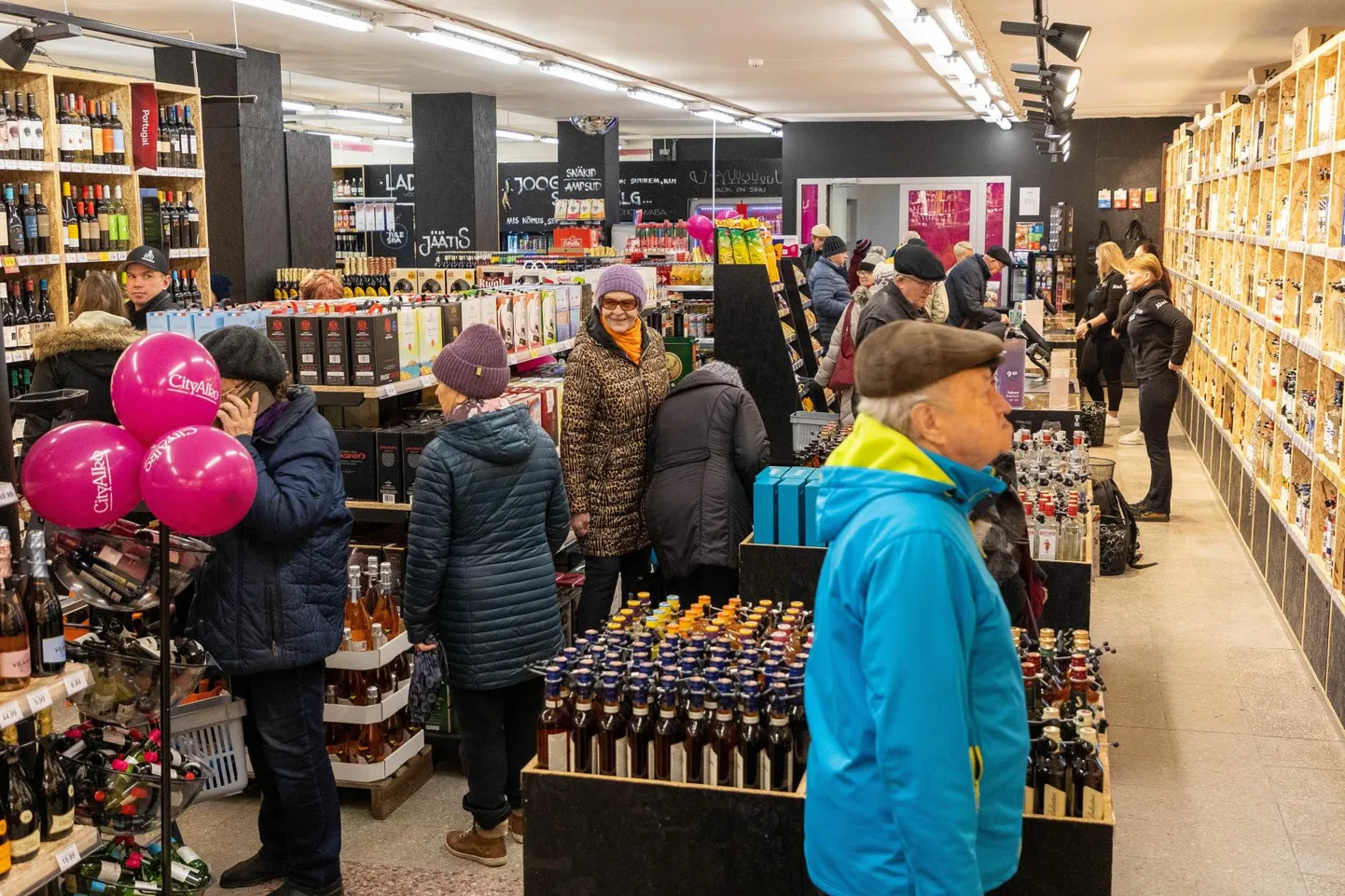 CityAlko avas neljapäeval esimese kaupluse Paides ja müügisaal oli kohe inimesi täis.