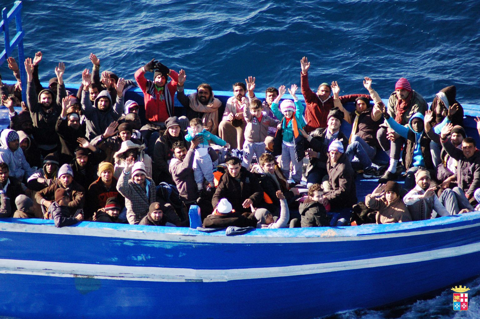 Мигранты в лодке. Иллюстративное фото.