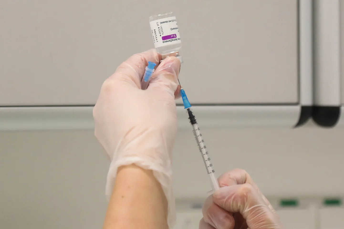 Paula Stradiņa klīniskajā universitātes slimnīcā notiek "Astra Zeneca" vakcīnas pret Covid-19 senioru vecumā virs 70 gadiem un medicīnas darbinieku vakcinēšana.
