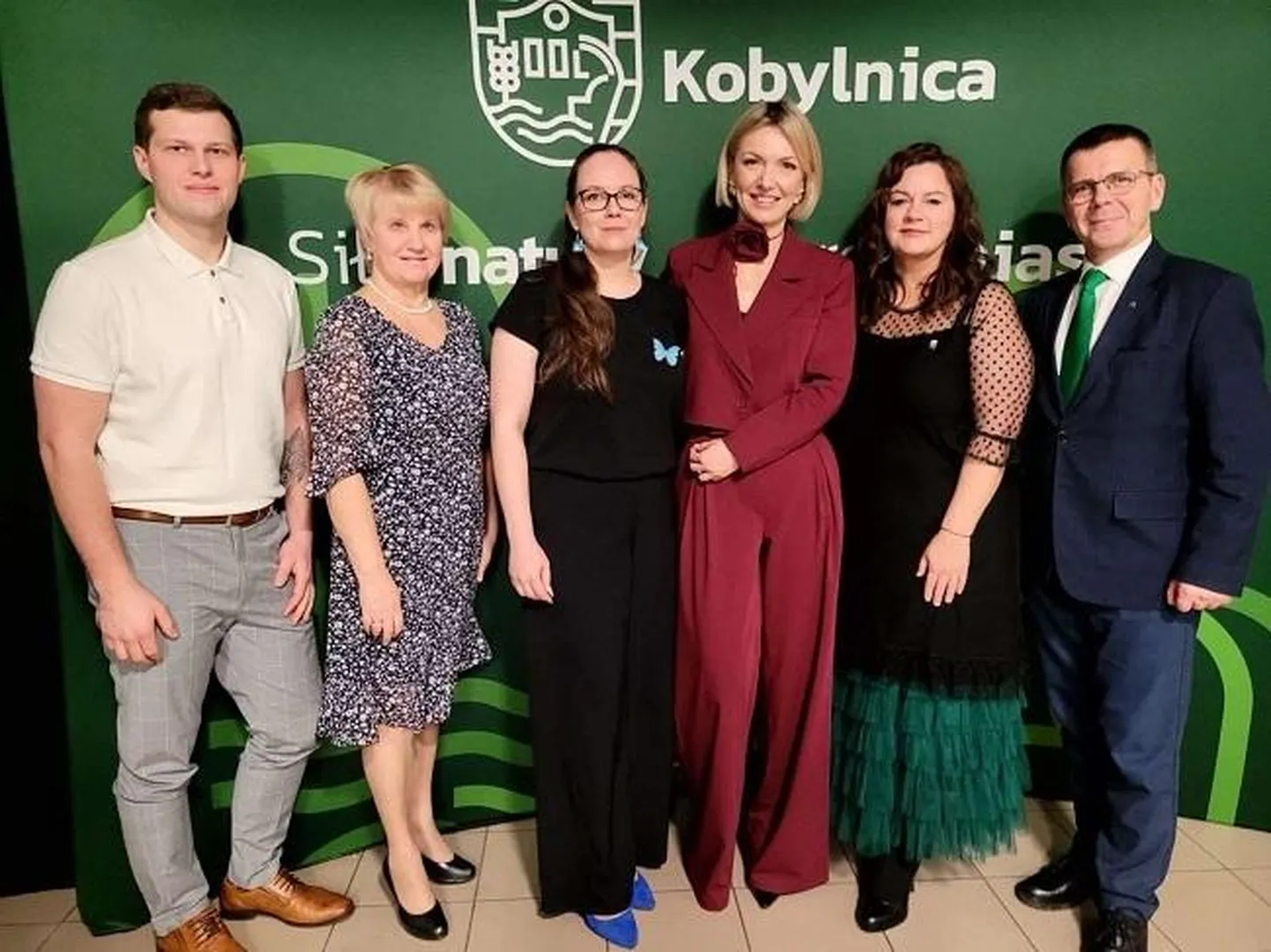 Valga vallavalitsuse välisprojektide juhtivspetsialist Siim Kängsepp (vasakult), Valka turismispetsialist Gunta Smane, Valga asevallavanem Maarja Mägi, Kobylinica linnapea Anna Gliniecka-Woś, Valga vallavanem Monika Rogenbaum ja Valka tegevdirektor Valdis Šaicāns