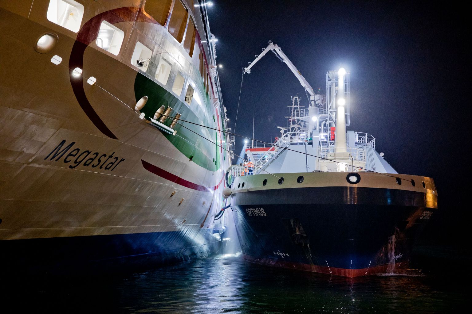 Punkerlaeva Optimus esimene punkerdamine Tallinna Vanasadamas ööl vastu 5. novembrit 2021.