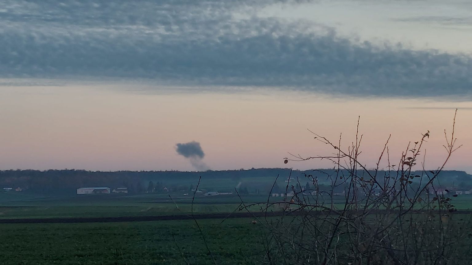 Sellel sotsiaalmeediast saadud pildil on näha kauguses tõusev suits, mille on põhjustanud kaks raketiplahvatust Poolas Ukraina piiri lähedal Nowosiolkis 15. novembril 2022.