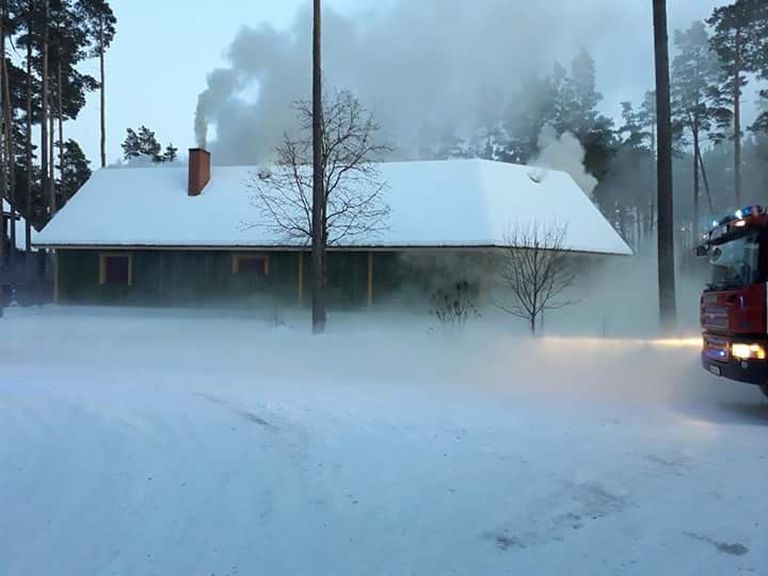Häirekeskus sai teate, et Häädemeeste vallas Reiu külas põleb eramu saunaga kõrvalhoone, laupäeval kell 17.42.