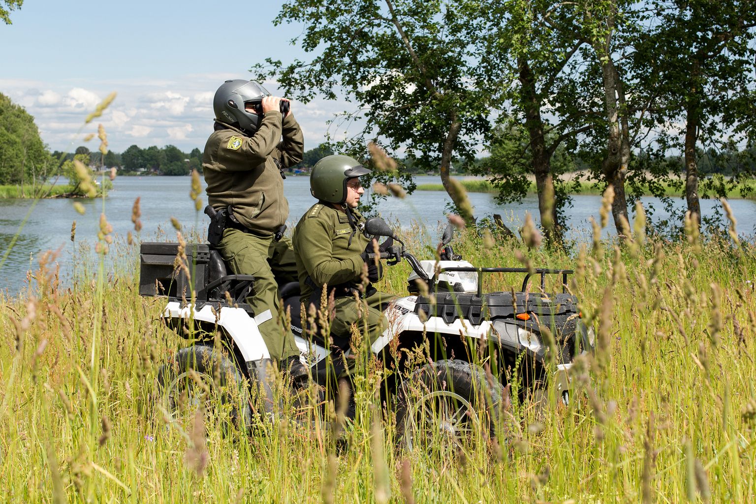 Пограничный патруль на берегу реки Нарвы неподалеку от Пунамяэского кордона. По оценке Райво Кюйта, с точки зрения госказны человек в погранохране не дешевле электроники.