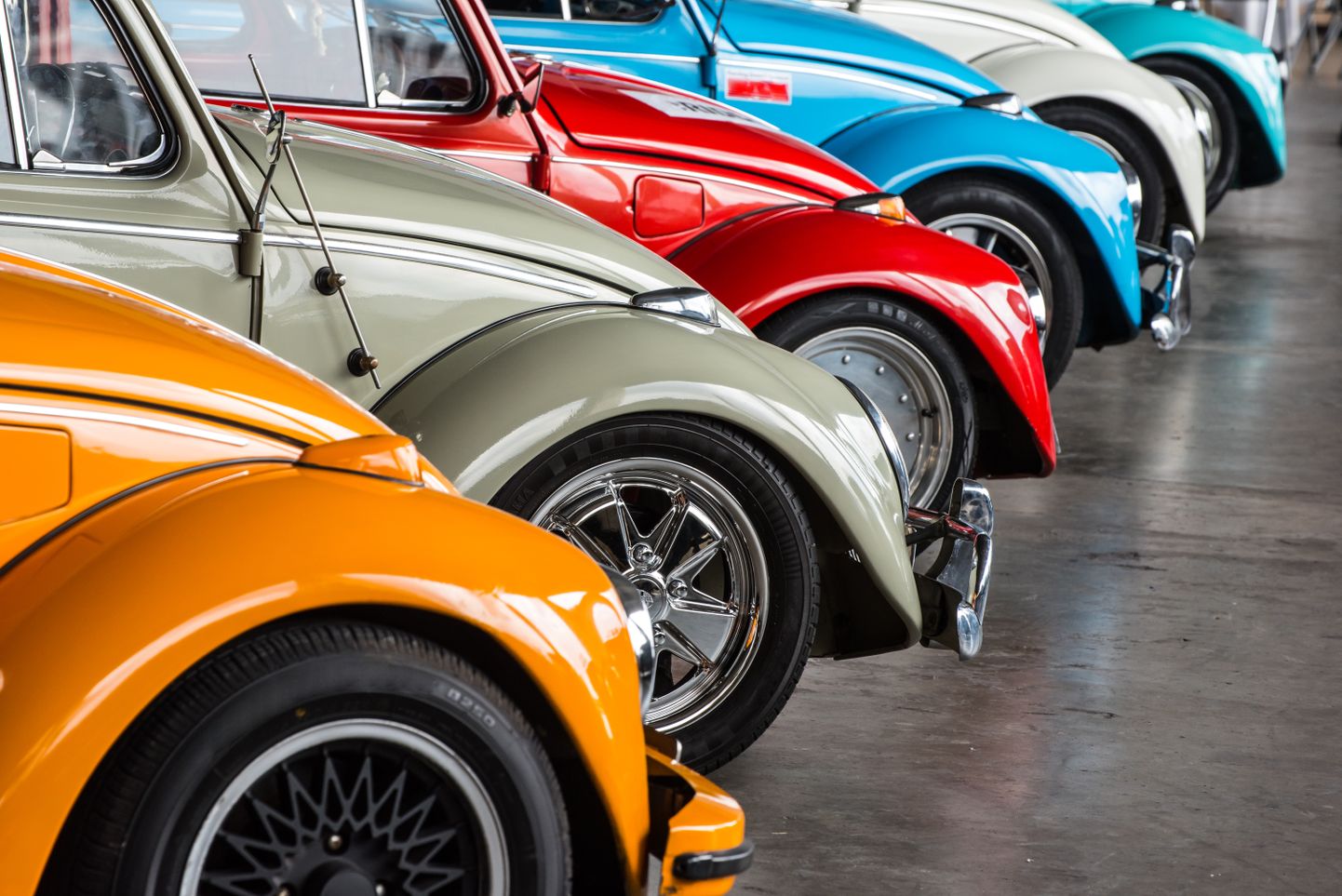 Krāsainas Volkswagen Beetle automašīnas