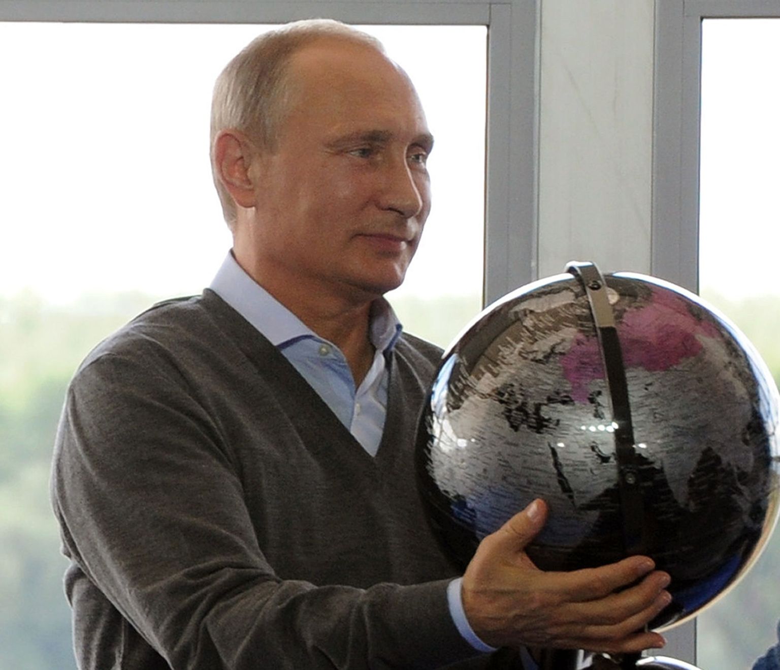 Президент РФ Владимир Путин с глобусом. Снимок иллюстративный.