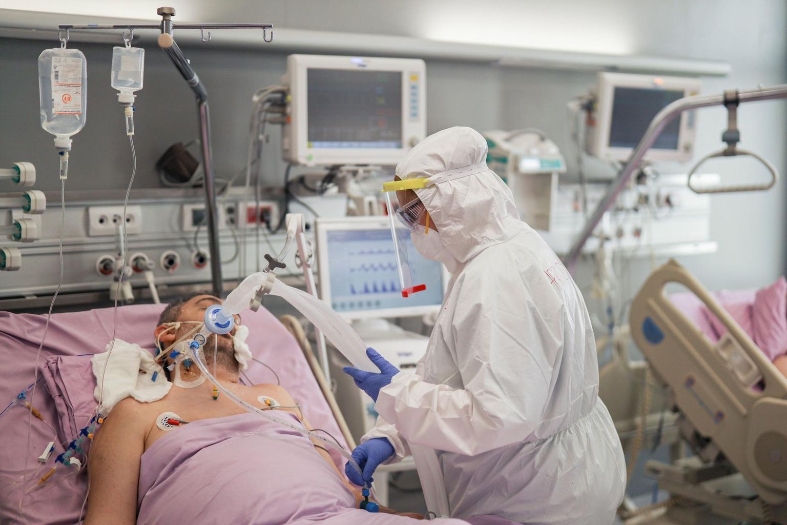 Meditsiinitöötaja tegeleb patsiendiga Vojvodina haigla intensiivraviosakonnas.