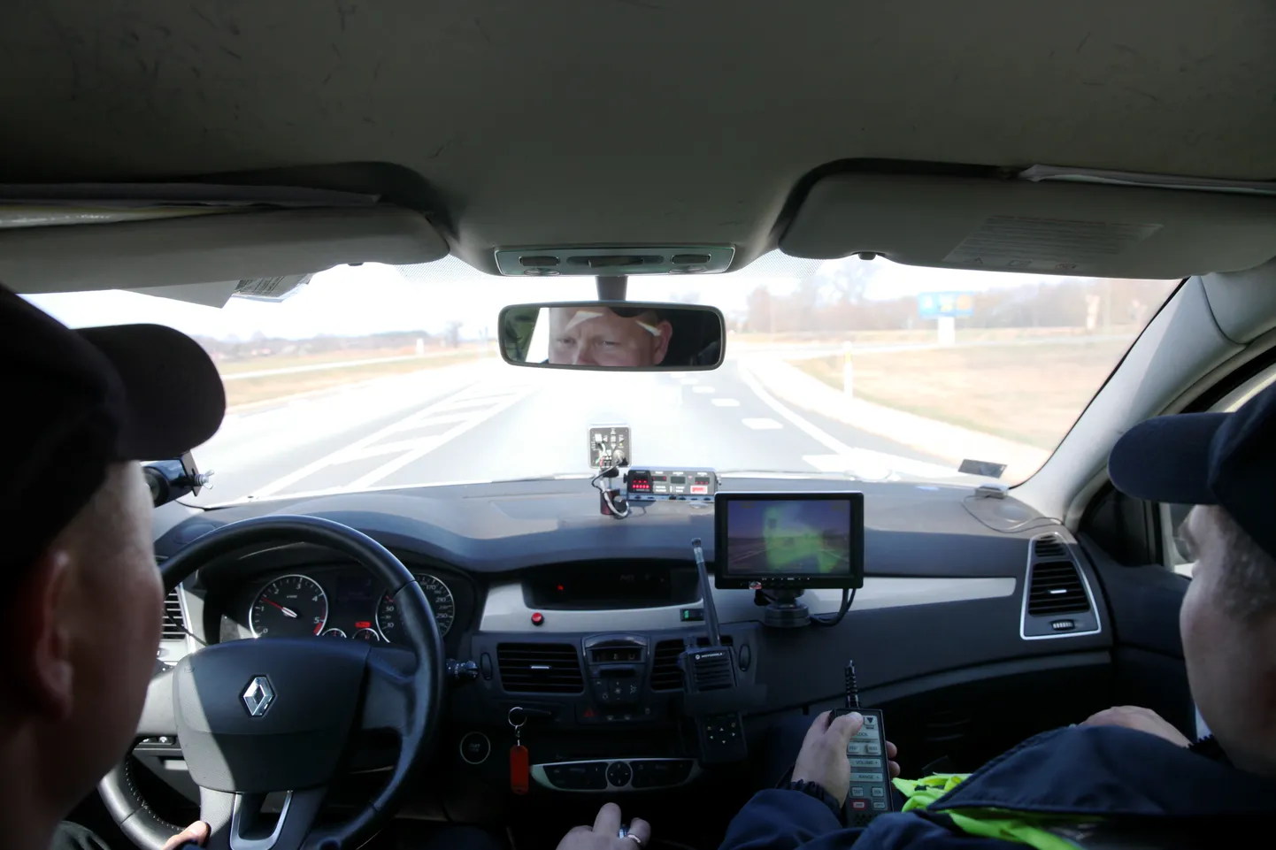 Valsts policijas ekipāža kontrolē atļautā braukšanas ātruma ievērošanu pie Baltezera ātruma kontroles maratona laikā, kas Latvijā norisinās pirmo reizi.