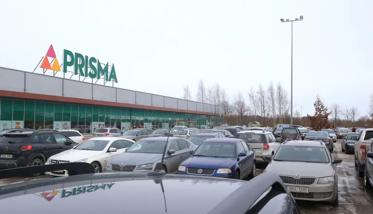 Из-за закрытия торговых центров люди ринулись в продуктовые магазины. На фото парковка у тартуского торгового центра Jõe.