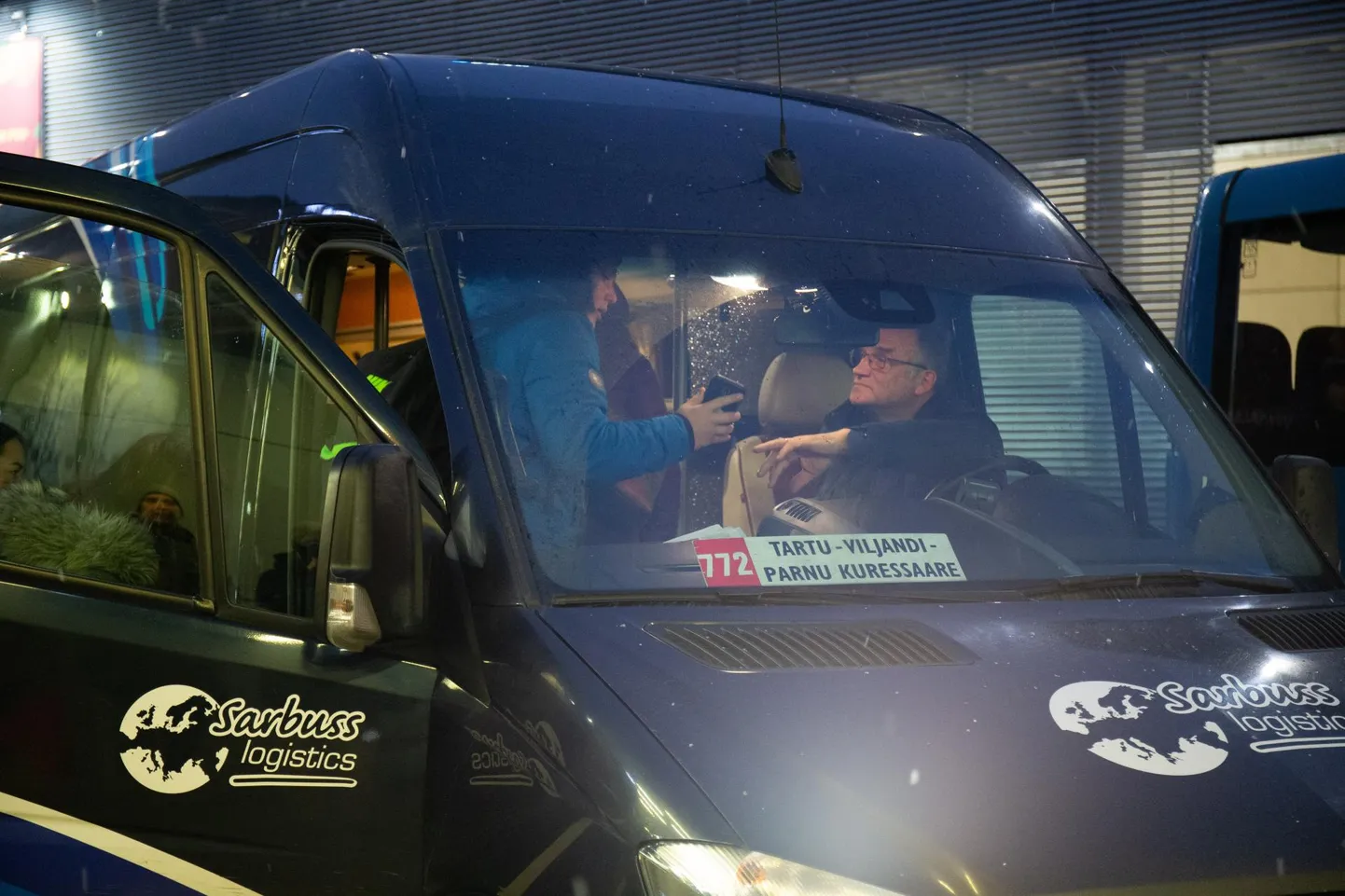 Veebruarist jääb Tartust Saaremaale sõitma kord päevas väljuv Sarbuss Logisticsi 16-kohaline buss. Bussjuht Andres Koppeli sõnutsi on seda ilmselgelt vähe. Eile oli Tartus sõitjaid nii Muhumaale, Orissaarde kui ka Kuressaarde.