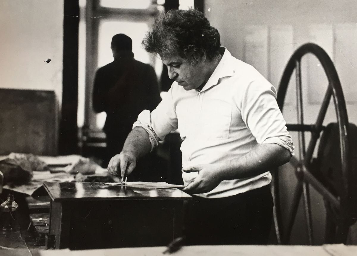 Naftolijs Gūtmans LPSR mākslas fonda eksperimentālajā estampu darbnīcā septiņdesmito gadu beigās. Fonā vācu kompānijas "Karl Krause" iespieddarbu ierīce, ko no Ļeņingradas atvedis grafiķis Pauls Duškins.  