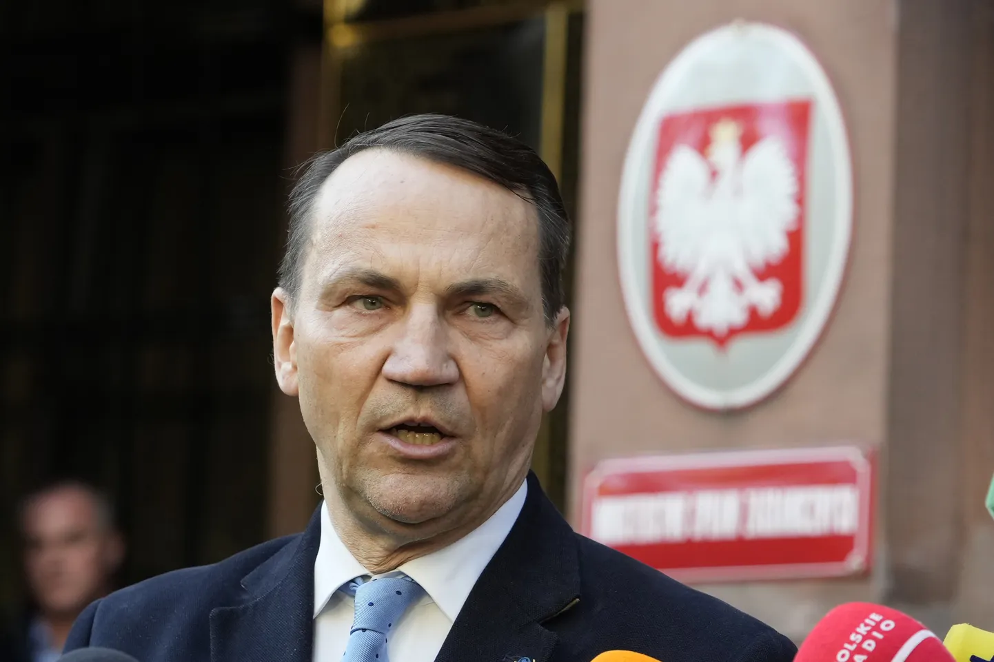 Poola välisminister Radosław Sikorski räägib pealinnas Varssavis välisministeeriumi ees ajakirjanikega. Foto ei ole looga seotud.