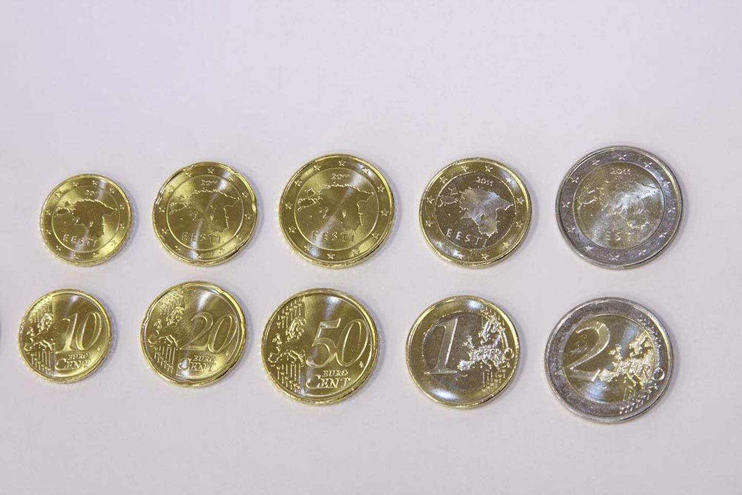 Eesti euromündid. Ülemisel real näeme müntide tagakülge, alumisel esikülge, mis on kõikidel maadel ühesugune.