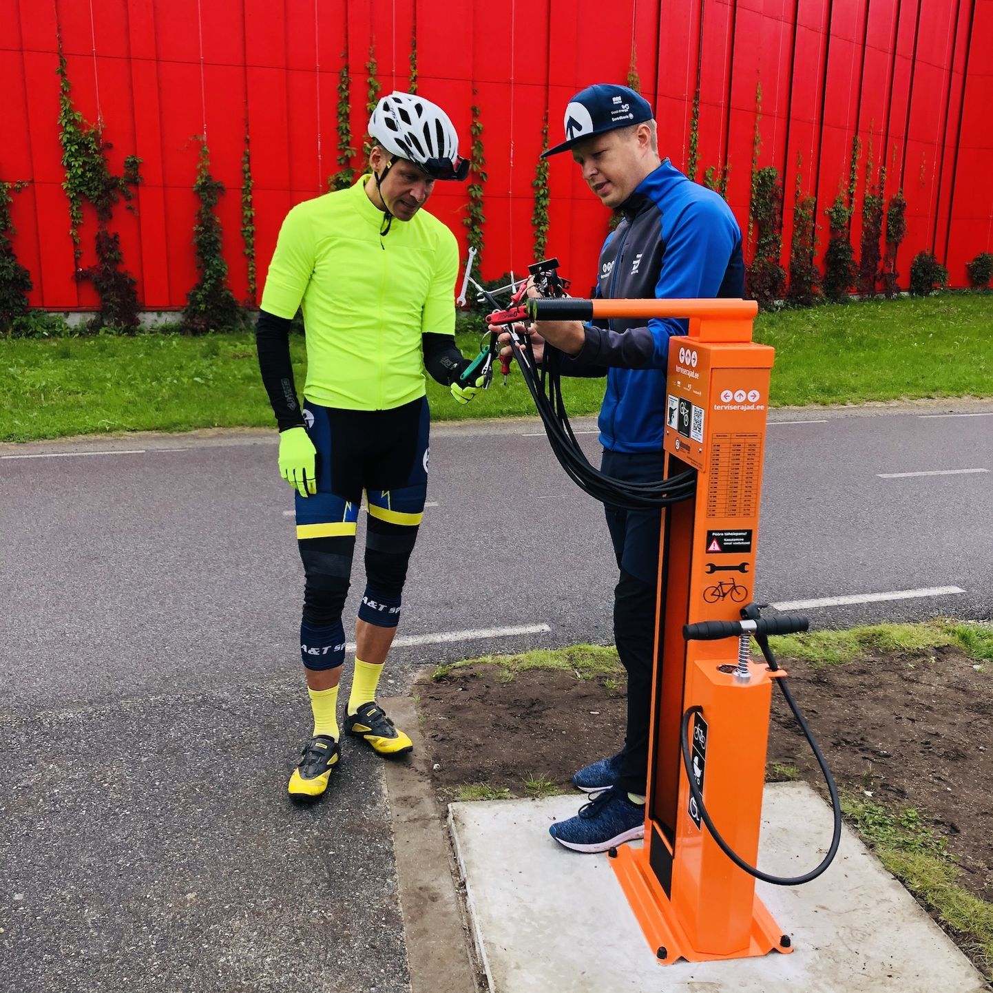В Таллинне установили пять инновационных пунктов ремонта велосипедов