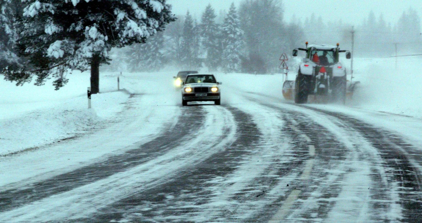 Heitlikud ilmastikutingimused sunnivad autojuhte teedel ettevaatlikusele.