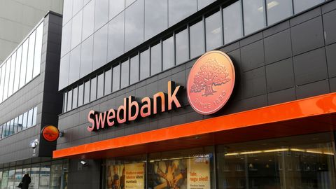 Eestlaste pealt teenib Swedbank kõige suuremat raha