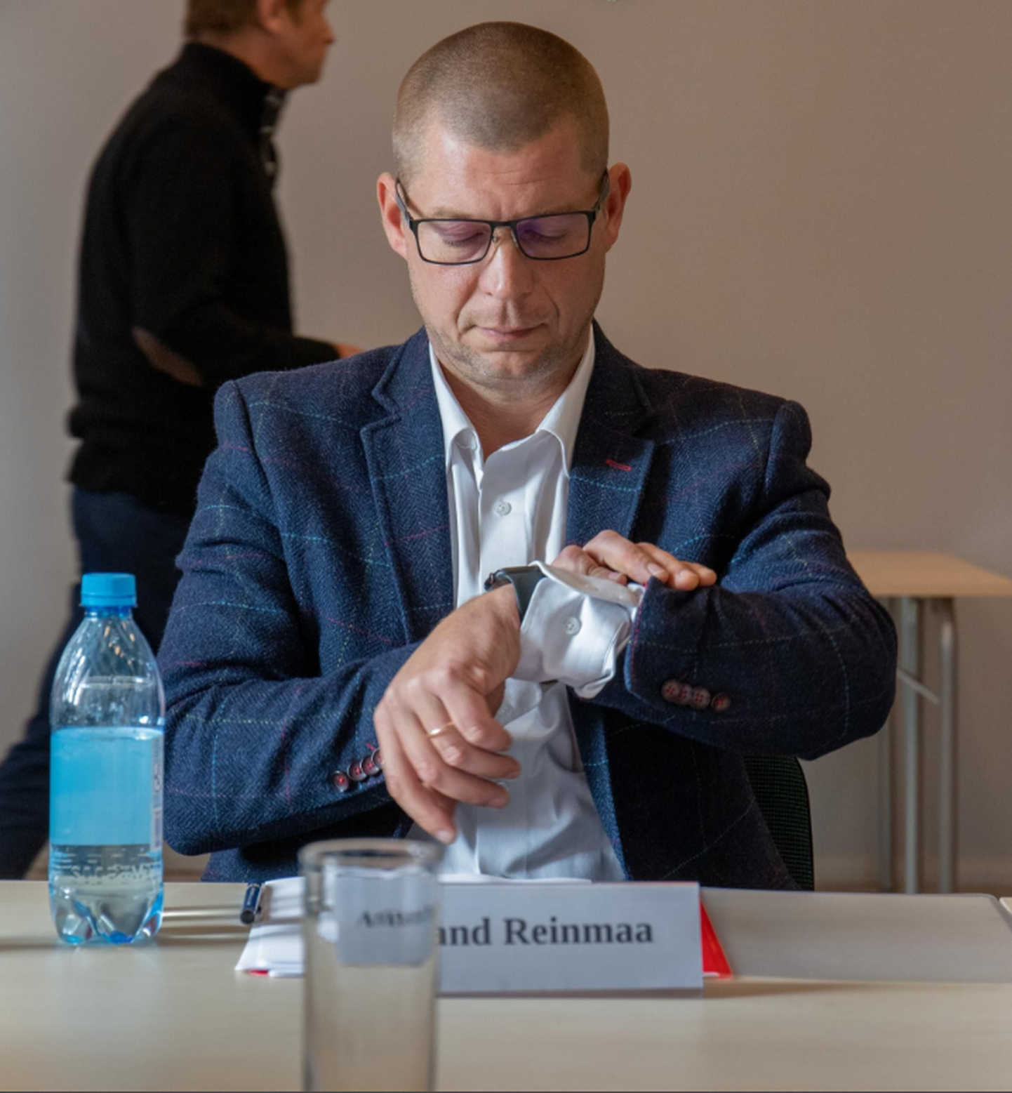 Lääneranna vallavolikogu esimees Armand Reinmaa on kuue voliniku hinnangul kahjustanud valla mainet.