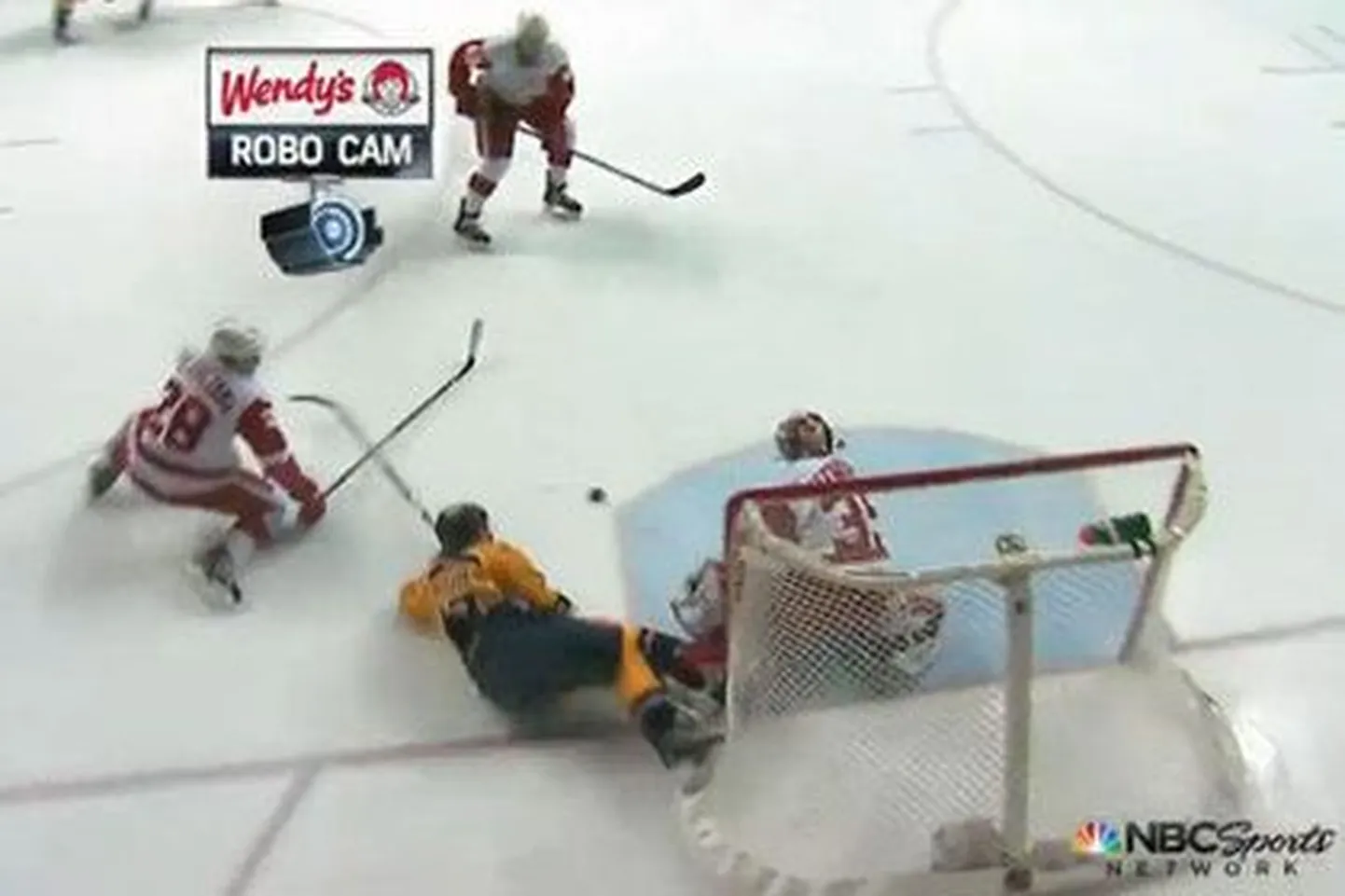 Хоккеист клуба НХЛ «Нэшвилл Предаторс» Крис Мюллер застрял коньком в сетке ворот соперника в матче с «Детройт Ред Уингс».