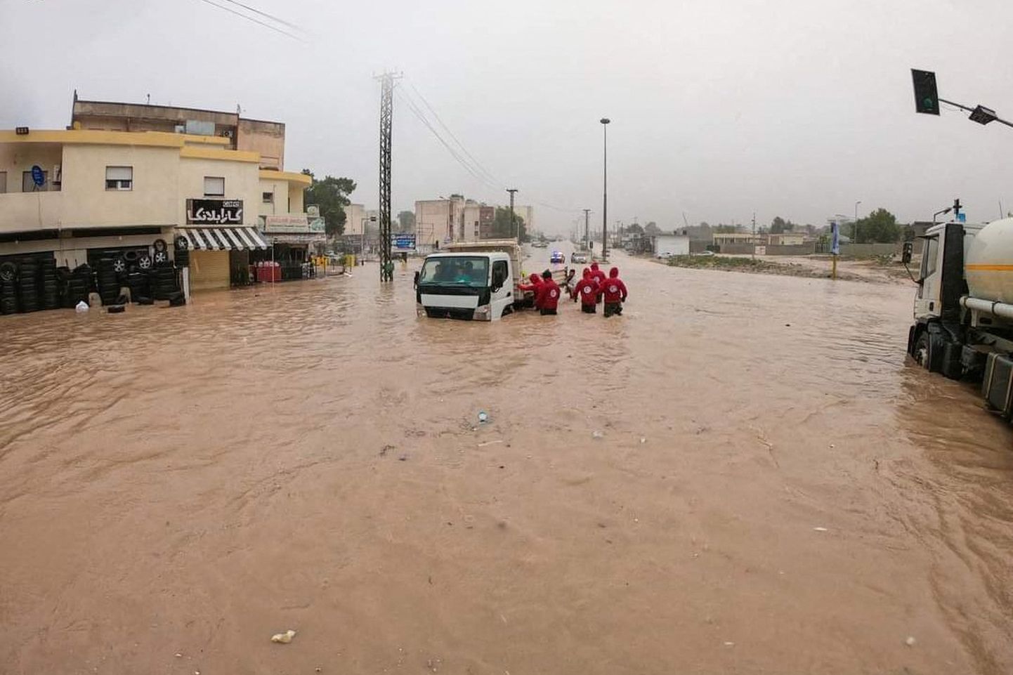 Liibüa Punase Poolkuu töötajad riigi üleujutatud idaosas.