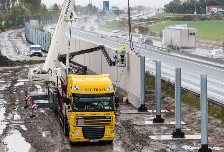 Calais' laagri lähedale ehitatav müür. Foto: Scanpix