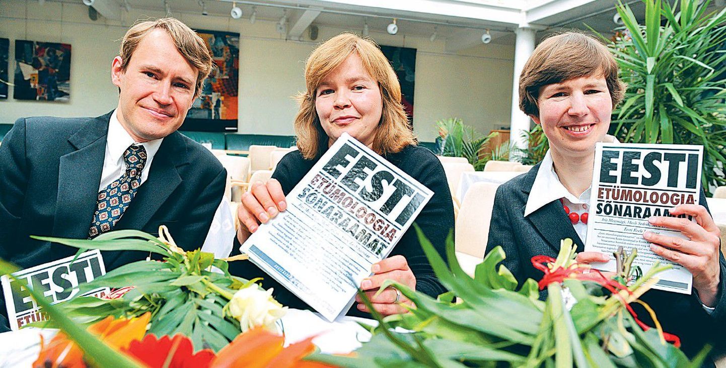 Pildil on sõnadetektiivid, sõnaraamatu koostajad Sven-Erik Soosaar (vasakult), Meeli Sedrik ja Iris Metsmägi.