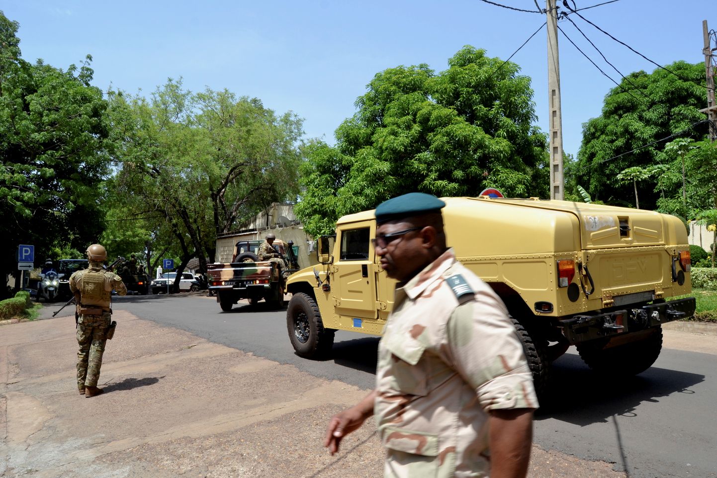 Kolonel Assimi Goita koos sõduritega Bamakos.