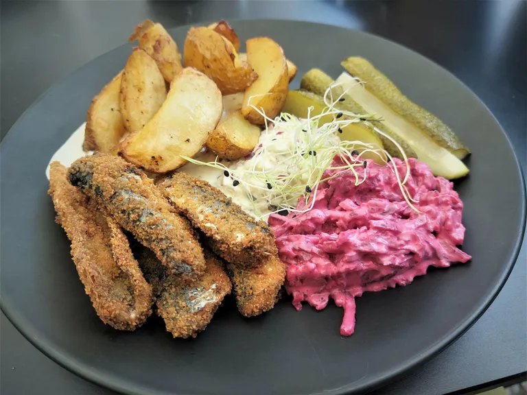 Hea nimi on pool võitu. Maalähedase garneeringuga serveeritud «Mere-Sulps» sisaldab frititud räimerümpasid, peedi-küüslaugu salatit ja marineeritud kurki.