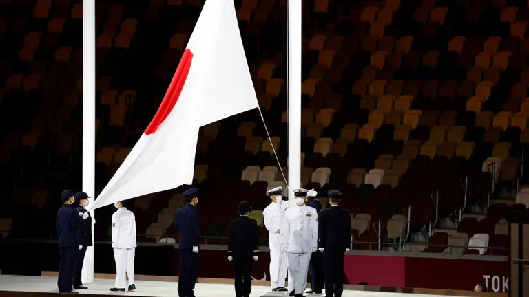 Поднятие национального флага Японии.