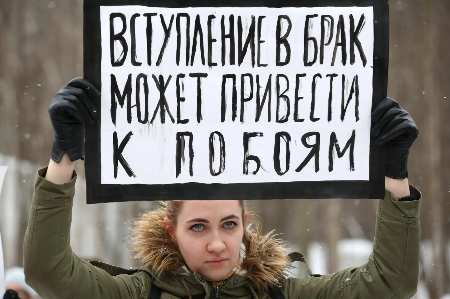 Meeleavaldaja protestimas koduvägivalla karistuste vähendamise vastu. Plakatil on kirjas, et abielu võib tervisele kahjulikult mõjuda.