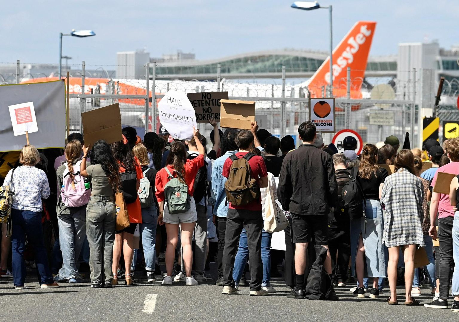 Migrantide deporteerimise vastane meeleavaldus Gatwicki lennujaama juures. 