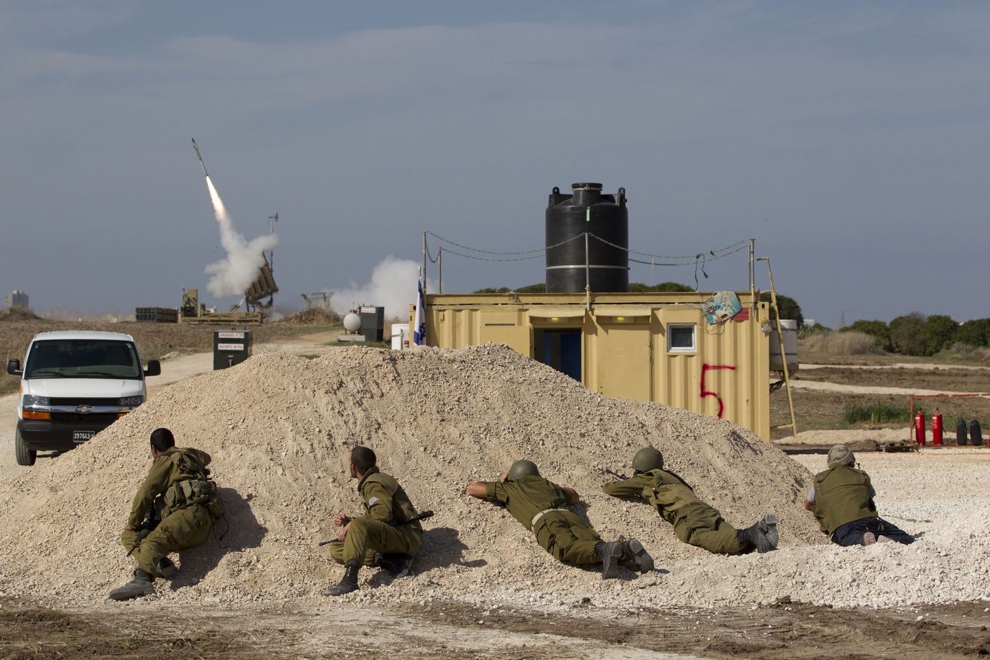 Iisraeli sõdurid jälgimas, kuidas Raudkupli-nimeline õhutõrjesüsteem Lõuna-Iisraelis asuva Ashdodi pihta tulisatud raketi kahjuks teeb.