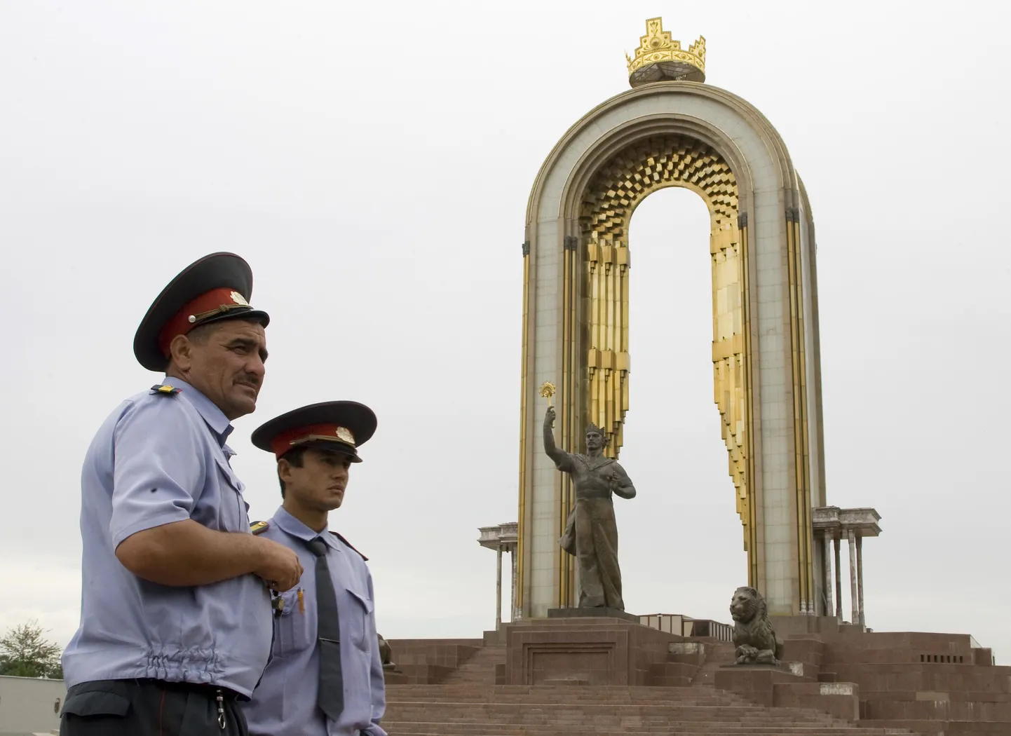 Miilitsad Dušanbes Tadžiki riigi asutaja Ismail Samani monumendi ees.