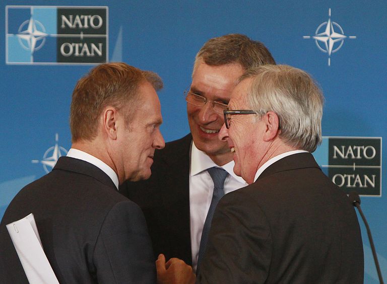 ELi liidunõukogu president Donald Tusk, NATO peasekretär Jens Stoltenberg ja Euroopa Komisjoni president Jean-Claude Juncker rõõmustamas töövõidu üle.