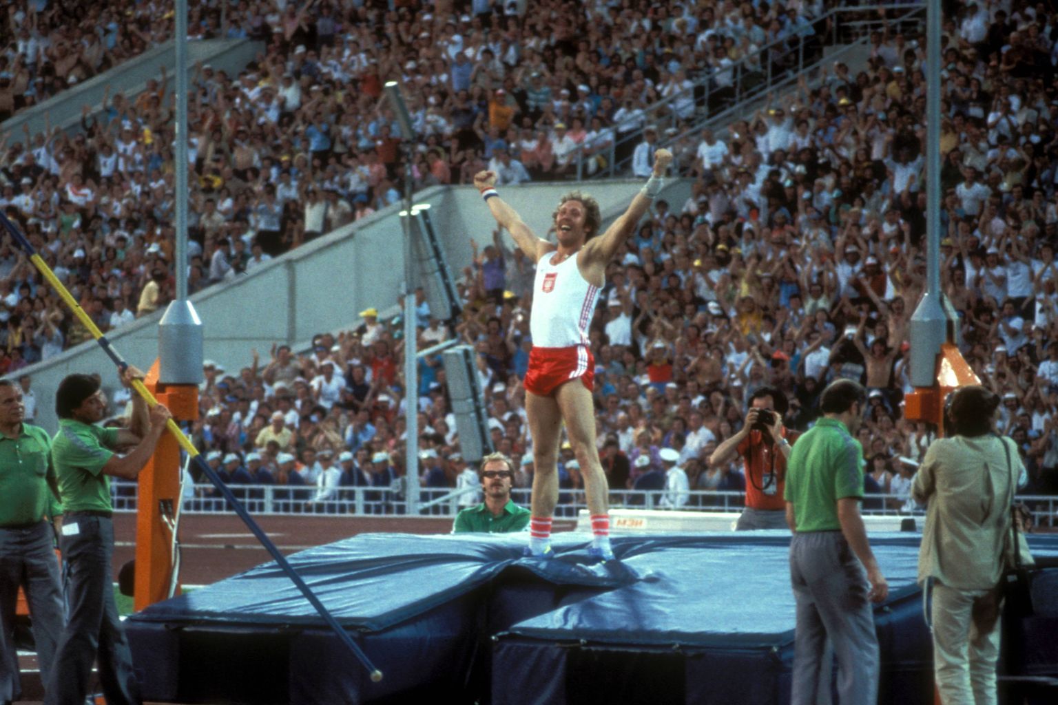 Wladyslaw Kozakiewicz rõõmustamas 1980. aastal Moskvas olümpiavõitjana.