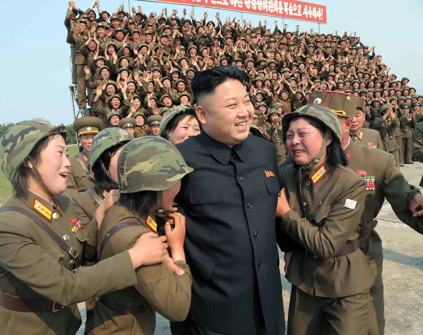 Kim Jong-un naissõdurite seltsis