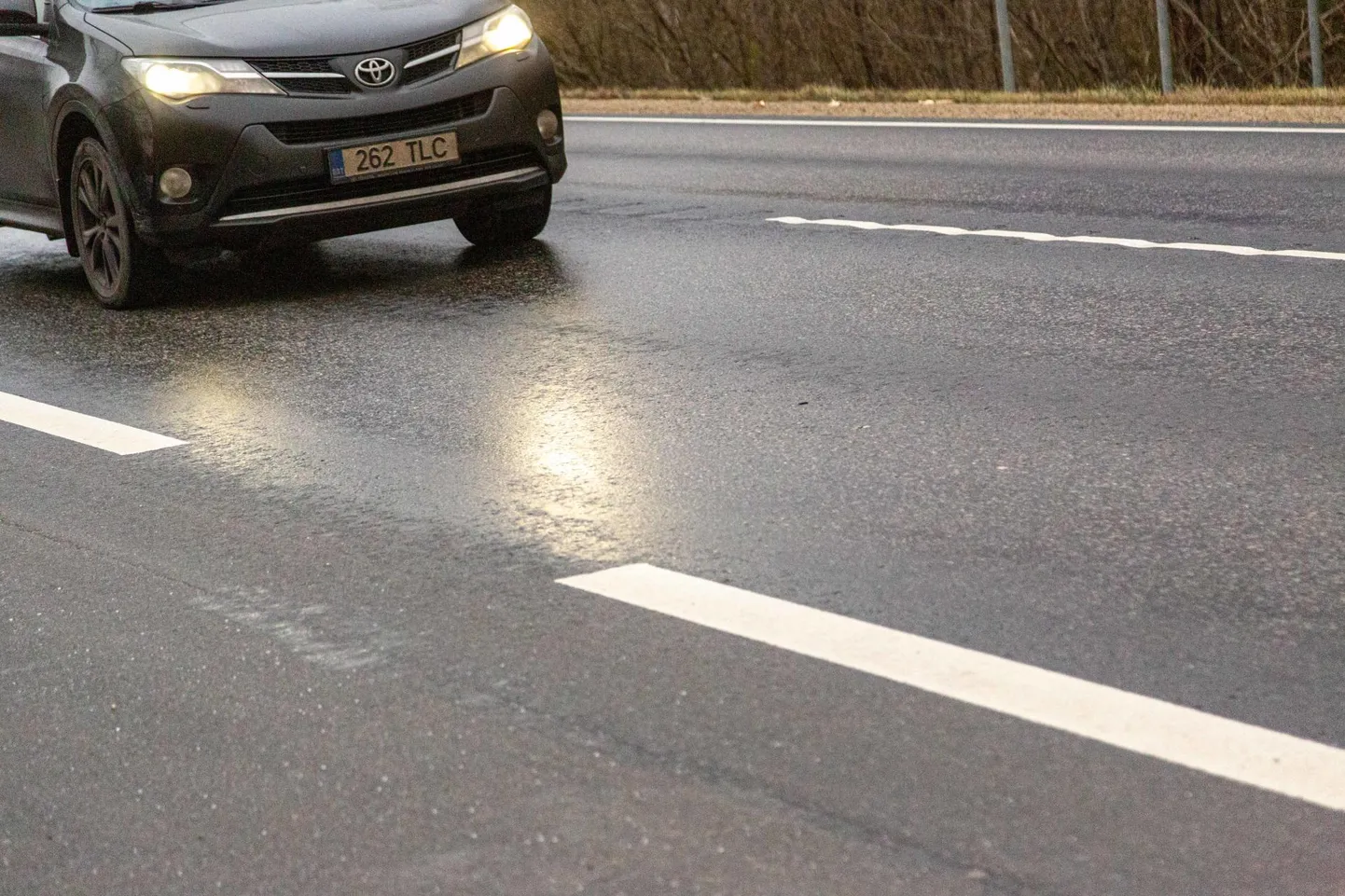 Must jää tõi teedele ohtliku libeduse.