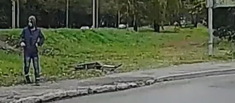 Бросив электросамокат, молодой человек возвращается к своему другу.
