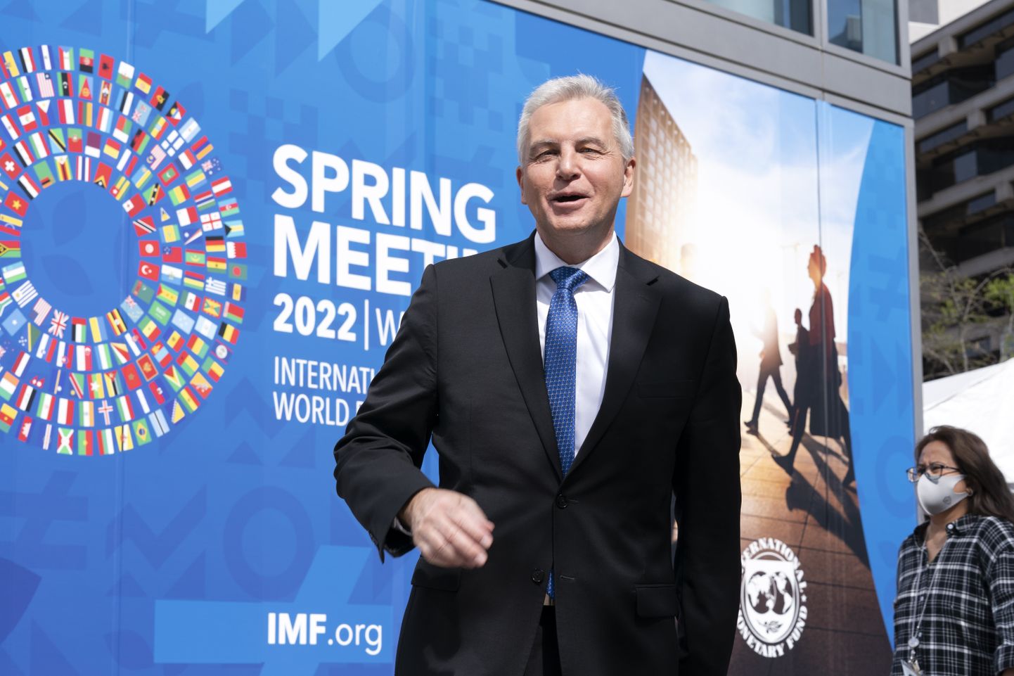 Rahvusvahelise valuutafondi (IMF) Euroopa osakonna direktor Alfred Kammer räägib ajakirjanikega IMFi hoone ees Maailmapanga/IMFi kevadkohtumise ajal 22. aprillil 2022.