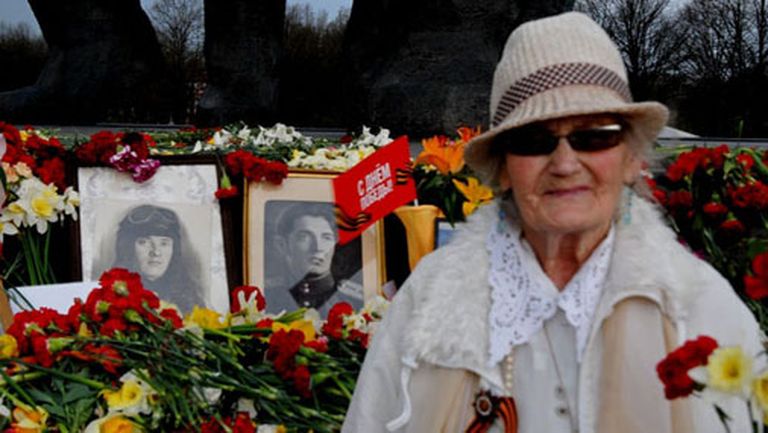 Часовые Победы. Рижанка Августа Андреевна каждый год приходит к памятнику освободителям с портретами погибших братьев. 