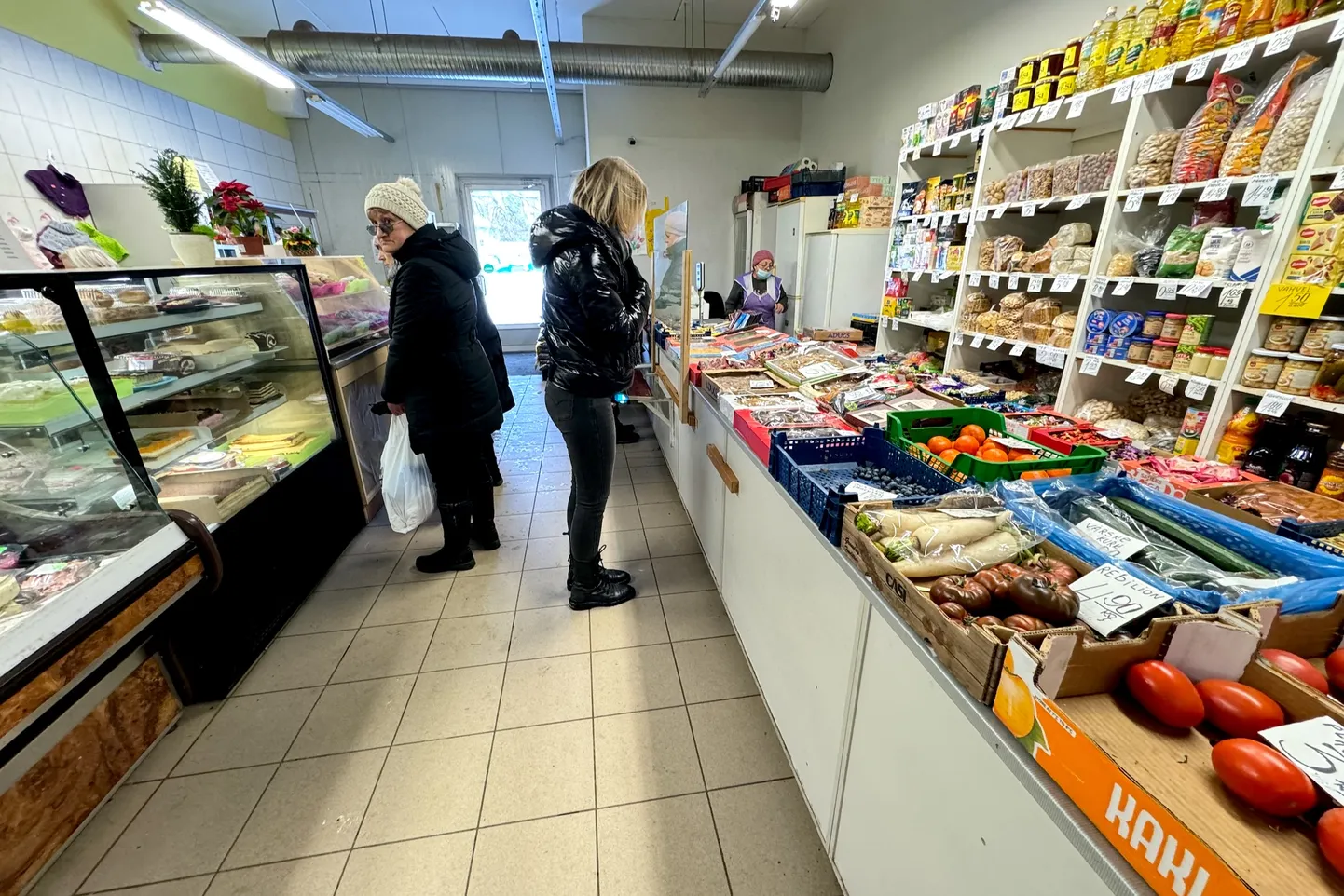 Продукты питания на прилавках магазина. Иллюстративное фото.