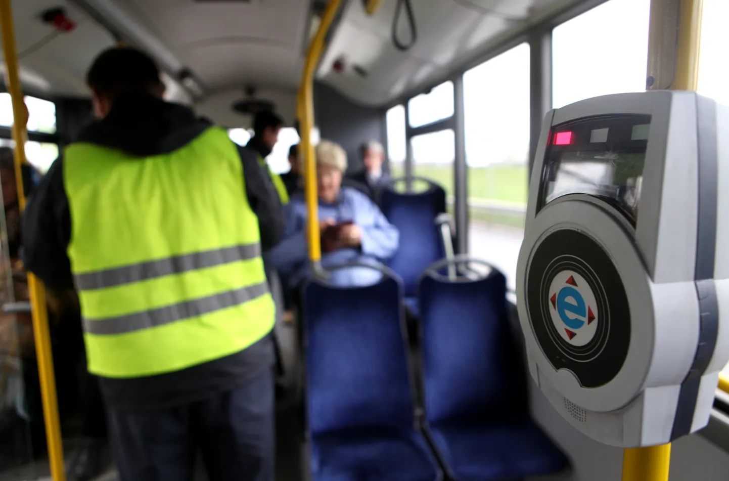 Izslēgts E-talona viedkartes lasītājs 25.maršruta trolejbusā, kur Rīgas sabiedriskā transporta biļešu kontrolieri veic biļešu pārbaudi.