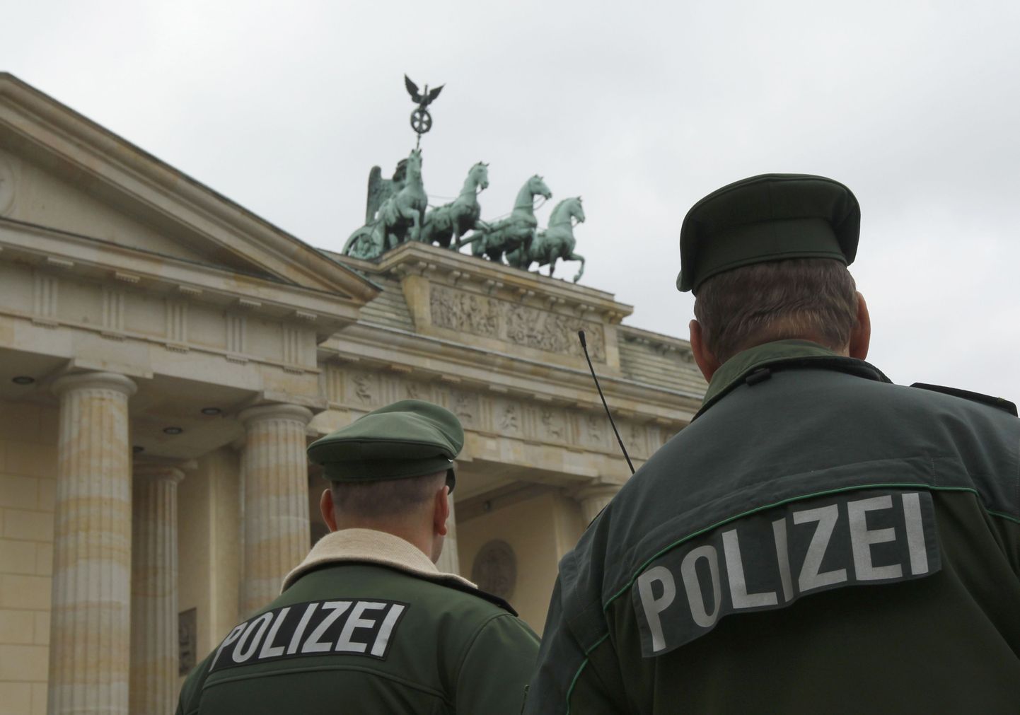 Saksa politseinikud Brandenburgi värava juures. Väidetavalt kavandavad terroristid rünnakut ka selle turistide seas populaarse vaatamisväärsuse juures.