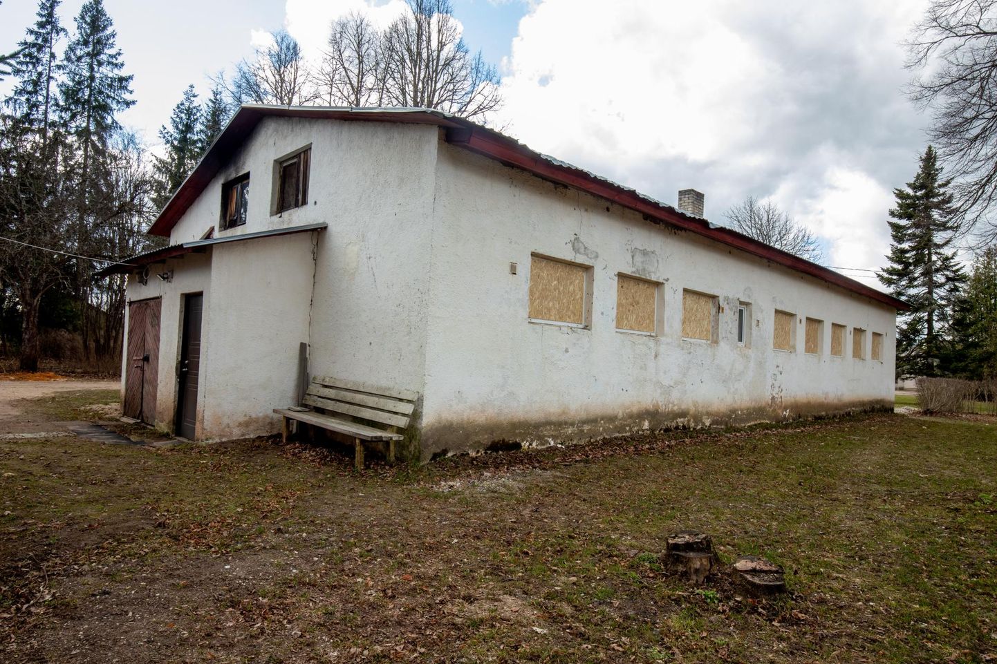 Tihemetsa aleviku sauna kurikaelte purustatud 12 akent katsid OÜ Saarde Kommunaali töömehed ajutiselt plaatidega, uute pakettklaaside paigaldamine maksab umbes 3000 eurot.