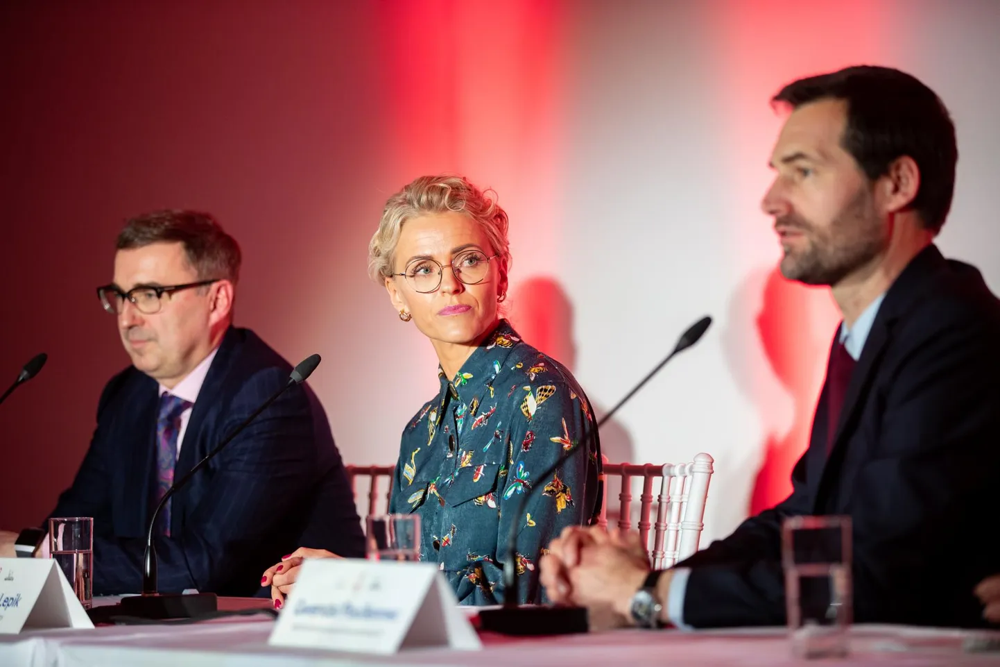 Eesti pääsemisest Michelin Guide’i teatasid eile ettevõtlus- ja infotehnoloogiaminister Andres Sutt (vasakult), EASi ja KredExi turismiarenduskeskuse direktor Liina Maria Lepik ning Michelin Guide’i rahvusvaheline direktor Gwendal Poullennec.  FOTO: Eero Vabamägi