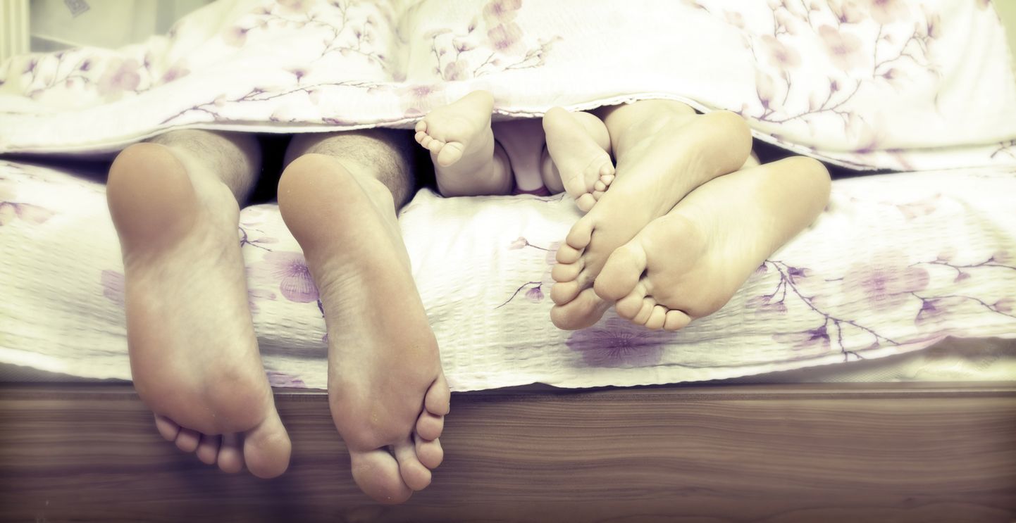 Rahutute jalgade sündroom tekitab uinumisel jalgade tõmblusi ja pakitsust.