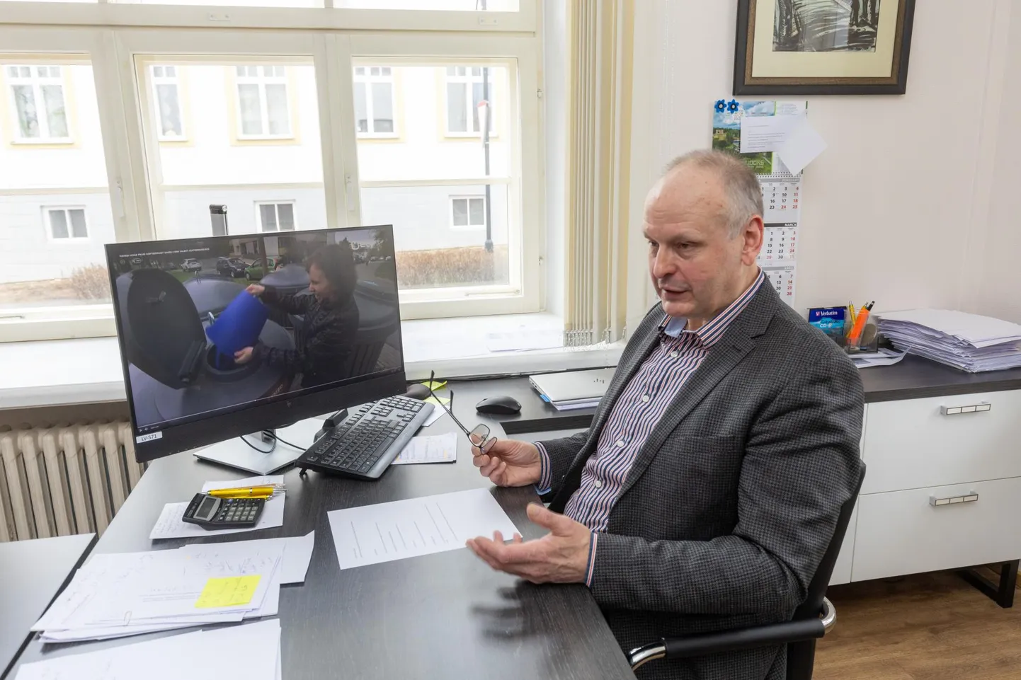Järgmisest aastast peaks jõustuma jäätmereform, mis vastutuse liigiti sortimise ning jäätmete edasise ringmajandusse jõudmise eest paneb kohalike omavalitsuste õlule. Viljandi abilinnapea Kalvi Märtini arvates on jäätmeid vaja sortida, ent kohalikud omavalitsused üksi seda teha ei suuda.