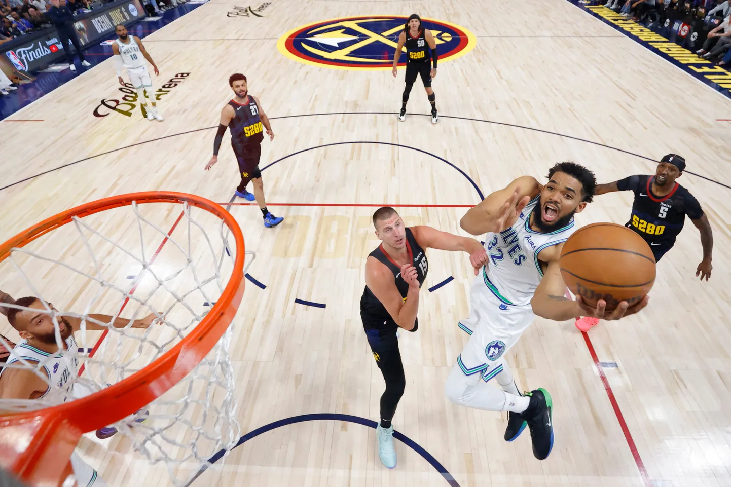 NBA zvaigzne Karls Entonijs Taunss