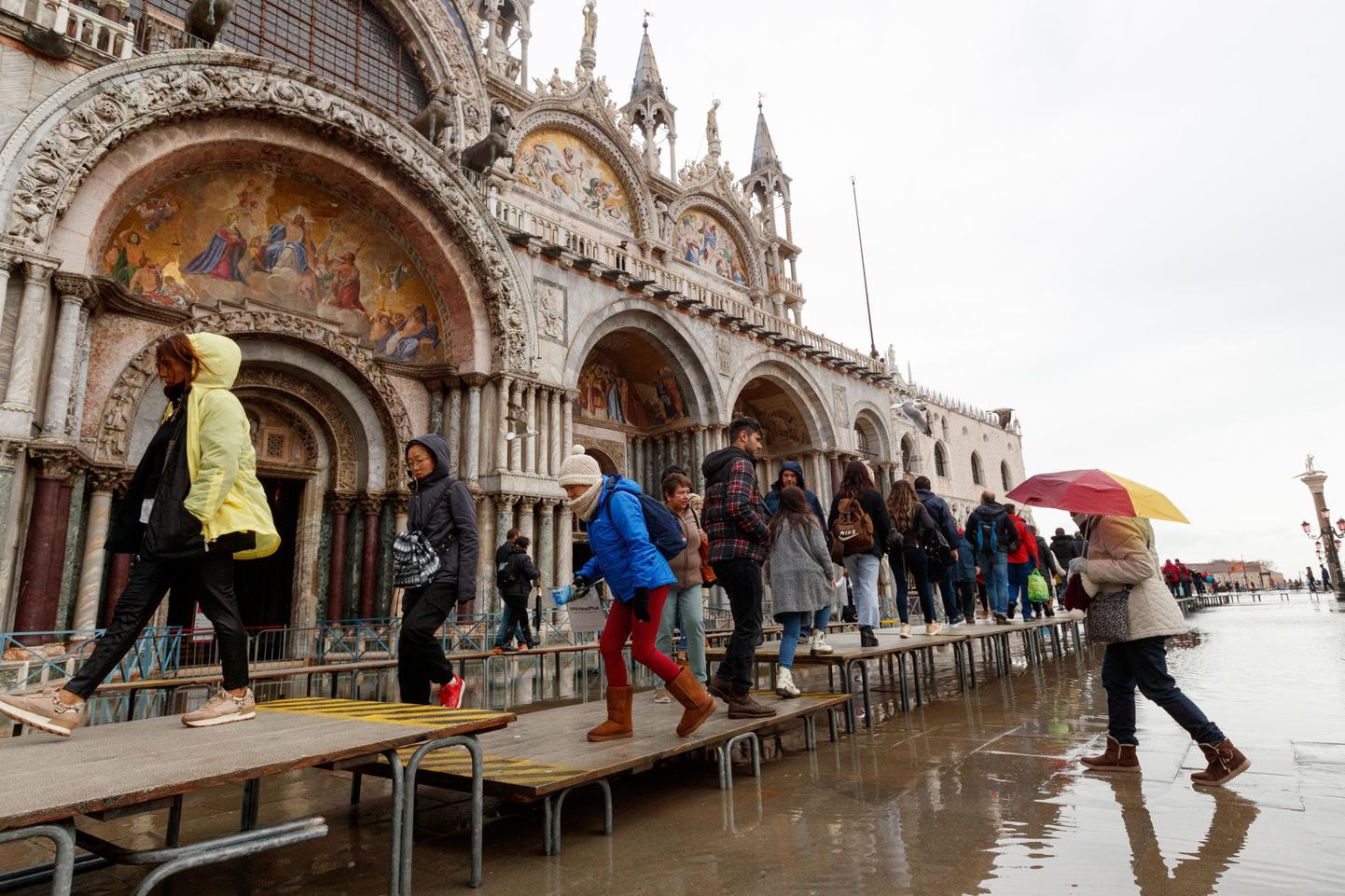 Eelmisel nädalal tabasid Veneetsiat viimase 50 aasta tõsiseimad üleujutused, mille kahjud võivad ulatuda kuni miljardi euroni. Püha Markuse väljakult kuiva jalaga üle saamiseks tuli veel sellelgi nädalal kasutada spetsiaalseid kõrgendusi.